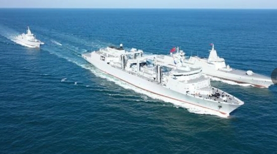 中國海軍一艘導彈驅逐艦和一艘綜合補給艦 8 月 31 日穿過沖繩本島和宮古島之間海域，向東海航行。 圖 : 翻攝自環球網