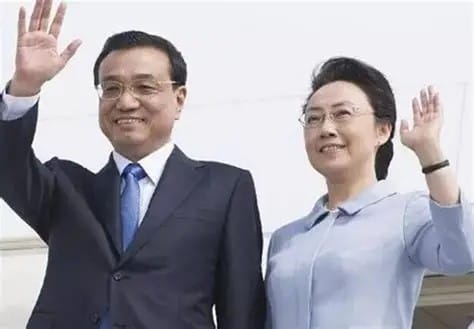 中國前總理李克強與其妻子程虹。 圖：翻攝自新京報