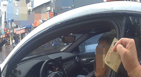 男子在警方盤查時，不斷謊報身分，甚至佯稱為其胞弟。 圖：警方提供