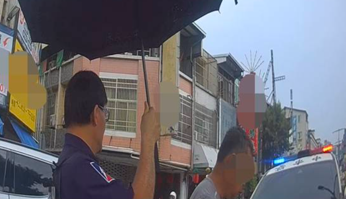 警方執行巡邏勤務時，發現一輛自小客車在路邊違規臨停，經盤查後發現男子為潛逃18年、身背5條通緝的通緝犯。 圖：警方提供