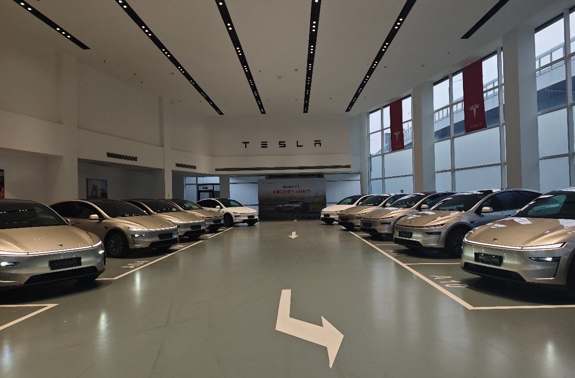 展示間中的 Model YL。 圖：翻攝自 X《 Tsla Chan》