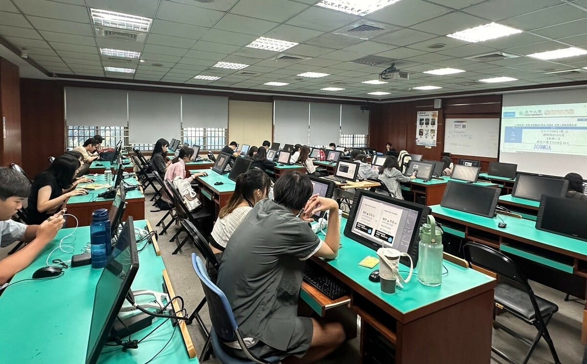 「K-TV 新媒體人才培育中心」深入校園向師生推廣「新媒體行銷管理師」證照優勢，並推廣培育中心各項資源，協助青年提前布局未來職涯。 圖：高雄市青年局/提供
