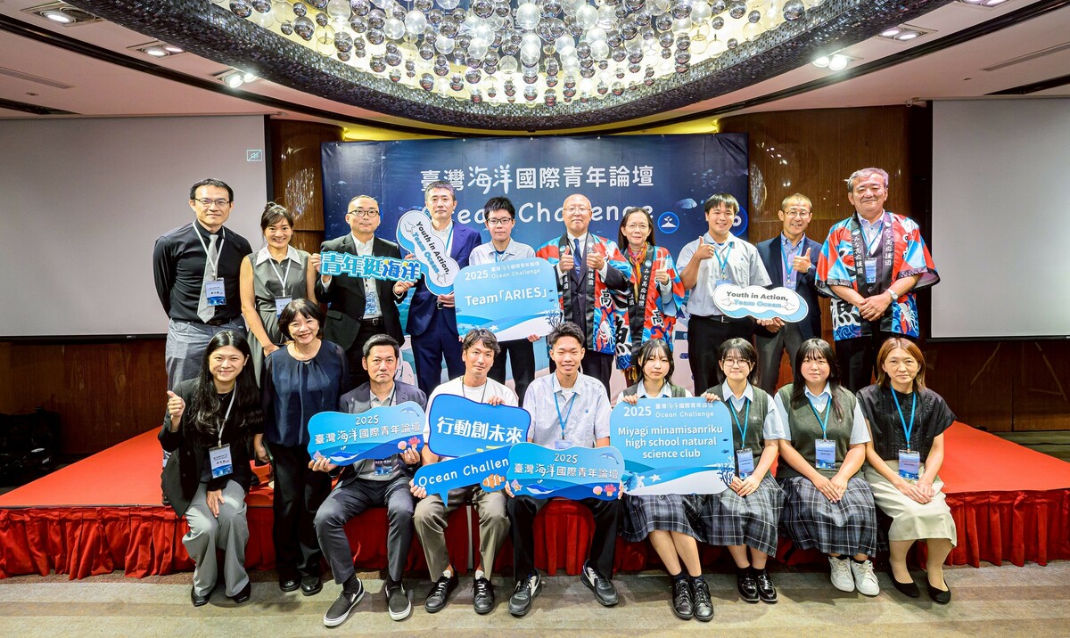 日本參賽團隊師生及評審合影。 圖：海洋委員會/提供
