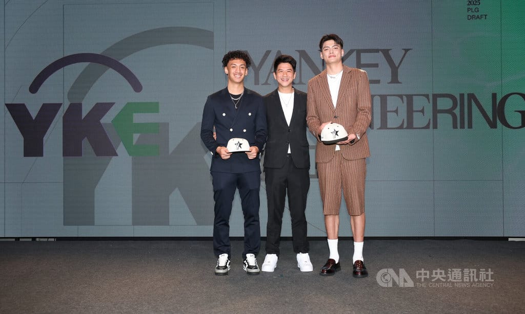台灣職籃P.LEAGUE+聯盟2025新人選秀會2日晚間在台北登場，擁有狀元籤的洋基工程首輪選走葉惟捷（右）、次輪選走江加樂（左），兩人開心與球隊總經理錢韋成（中）合影。中央社記者謝佳璋攝　114年9月2日