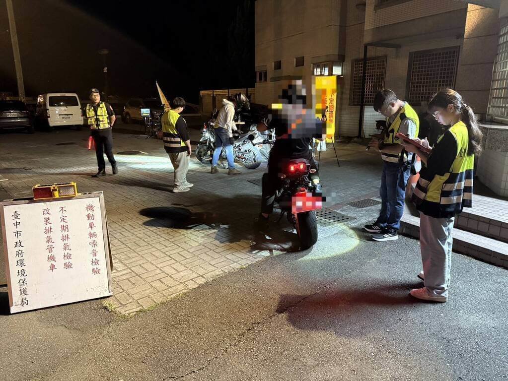 深夜「炸街車」噪音擾民，台中市警察局執行靜城專案取締噪音及改裝車輛，警方3日公布，1月至8月攔檢疑似改裝噪音車，當場裁罰163輛，共裁罰54萬3600元。（警方提供）中央社記者郝雪卿傳真  114年9月3日