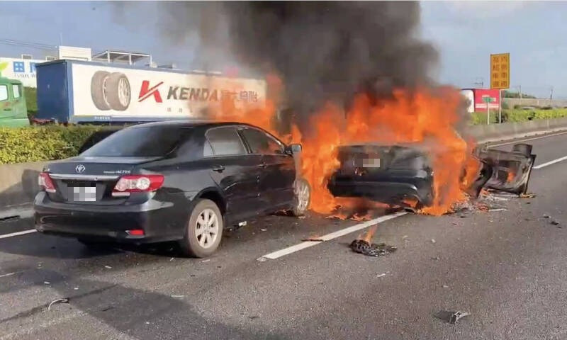 國道1號215K處發生火燒車，18歲駕駛遭大火吞噬。 圖：警方提供