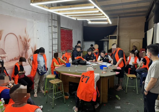 警方持搜索票突擊中壢區一處職業賭場，當場帶回陳姓負責人及27名賭客。 圖：警方提供