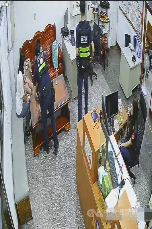新北市三峽警分局鶯歌分駐所員警，日前發現一對小姊弟已挨餓一天，緊急帶回警局安置，並提供熱食補充體力。（翻攝畫面）中央社記者曹亞沿傳真　114年9月3日