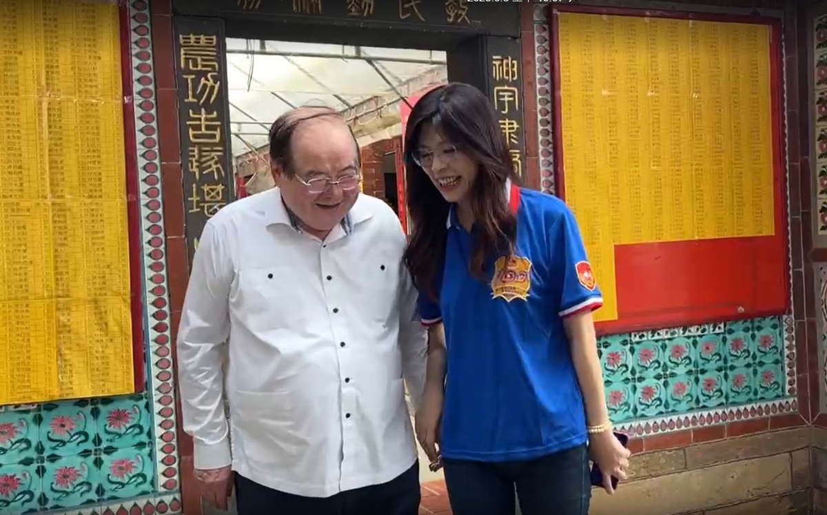 國民黨前立委鄭麗文拜會被視為「挺盧派」的國民黨前秘書長李乾龍。 圖：讀者提供