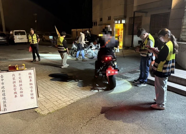 台中市警局與環保局及公路局監理所執行跨機關聯合稽查，在今年2個月的暑假期間，就已取締破千輛的非法改裝車。 圖：警方提供
