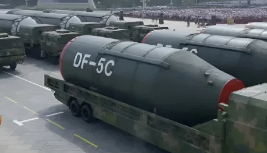 中國北京大閱兵的東風DF-5C核導彈縱隊。 圖 : 翻攝自央視直播