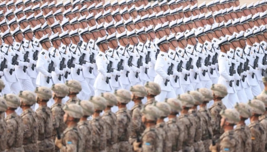 中國國務院新聞辦公室27日發布《新時代的中國軍控、裁軍與防擴散》白皮書。圖為中國2025年9月3日九三閱兵受校部隊。 圖 : 翻攝自央視直播