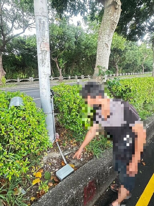 苗栗市經國路4段路燈電纜線5天內2度遭竊，導致近500公尺道路路燈無法運作，警方組成專案小組，逮捕2名嫌犯。（警方提供）中央社記者管瑞平傳真  114年9月3日