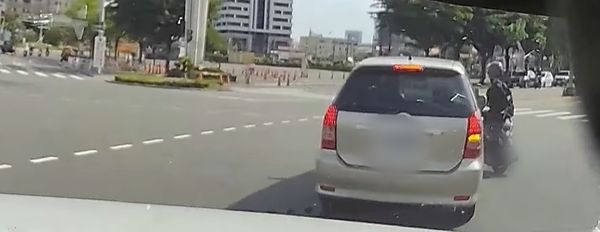 台南駕駛誇張違規撞上機車騎士，網友怒噴「這麼大的禁止右轉看不到？」 圖：翻攝自WoWtchout - 地圖型行車影像分享平台