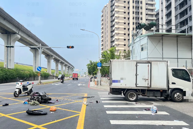 林姓機車騎士與一輛欲左轉的貨車發生碰撞，現場零件散落，場面凌亂。 圖：警方提供