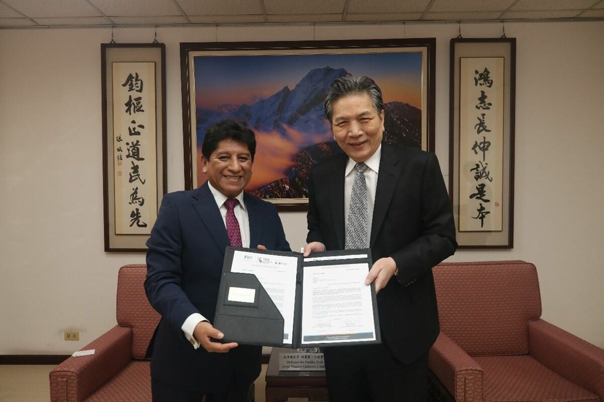 秘魯護民官Josué Gutiérrez Cóndor親自遞贈2025年FIO年會邀請函予監察院副院長李鴻鈞 圖：監察院提供