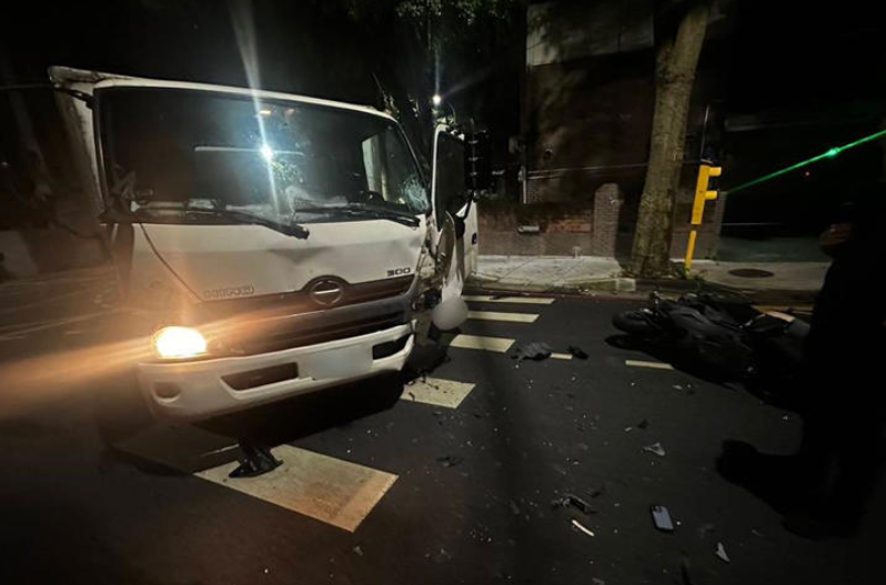 洪姓機車騎士深夜凌晨騎車前往友人住處，卻在行經途中與一輛欲左轉的大貨車迎面撞上。 圖：警方提供