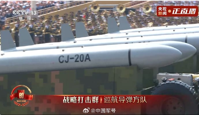 中國93閱兵，被稱為「點穴利器」的空軍新型空射型「長劍-20A」（CJ-20A）巡航導彈，首次以車載方式「近距離」亮相。 圖：翻攝「微博」@中國軍號