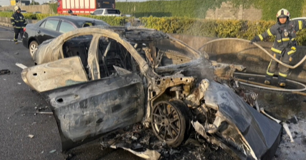 一輛黑色賓士疑似高速追撞貨櫃車，瞬間起火燃燒，再波及另一輛轎車。