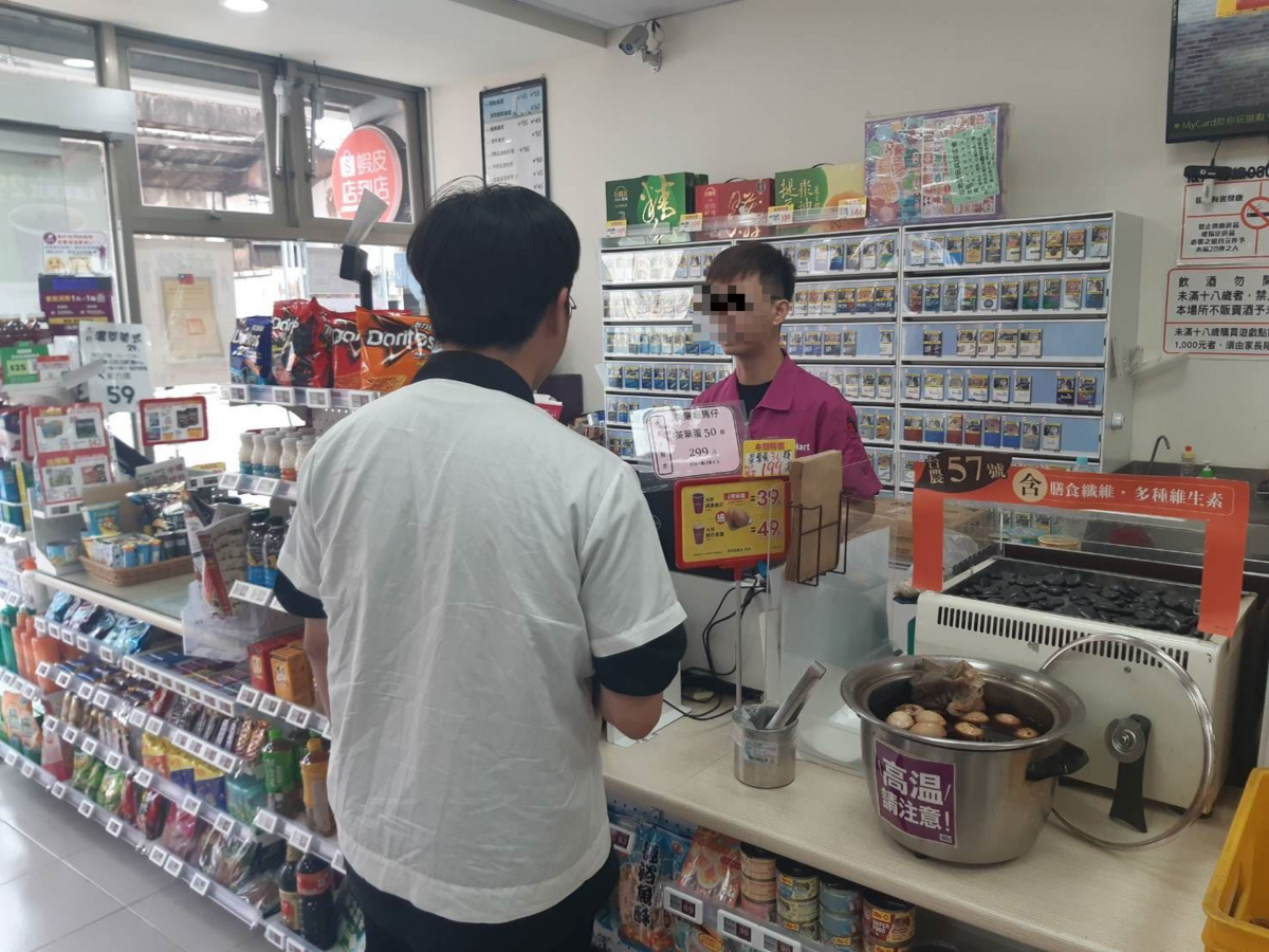 嘉義縣衛生局於暑假期間執行的「喬裝測試購菸」，違規販菸業者將列入重點列管名單，轄區衛生所將不定期前往稽查。 圖：嘉義縣衛生局提供
