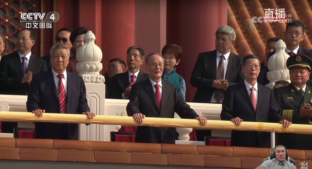 館長開直播帶粉絲一同觀看九三閱兵。 圖：翻攝館長直播