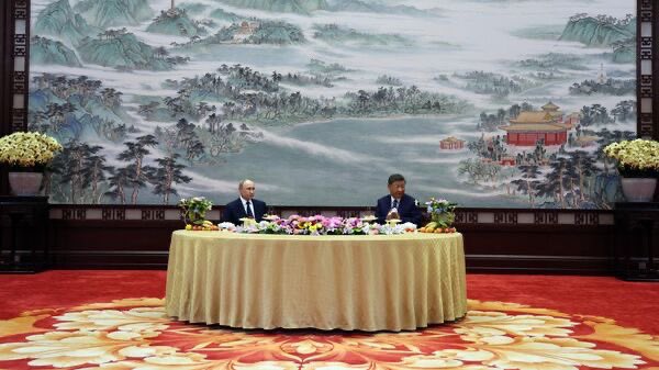 在結束「上合組織 2025 峰會」後，習近平於當地時間 2 日與普丁在人民大會堂進行會晤，並招待普丁前往中南海的秘密府邸進行私人招待。圖為習近平對普丁進行私人招待。 圖：翻攝自 @cskun1989 X 帳號