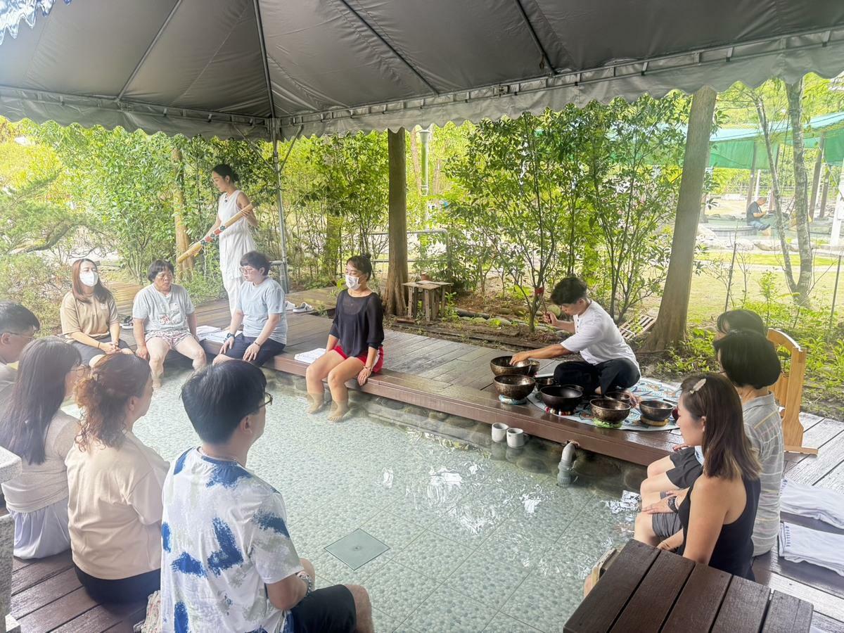 「湧泉頌音—溫泉X瑜伽X頌缽」活動藉由缽音共振引導參與者進入深層靜心狀態。 圖：台南市觀旅局／提供