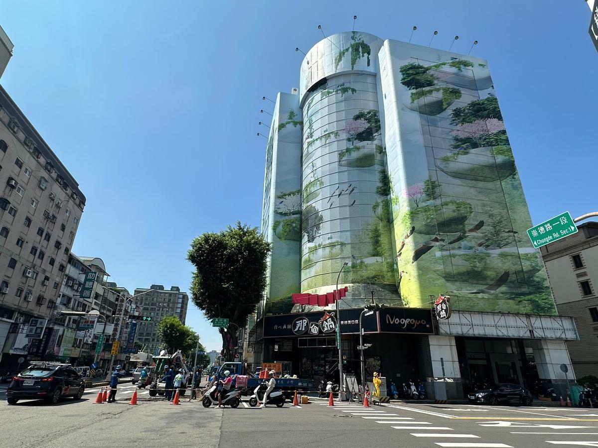 誠邑築建設斥資七位數將「德成大樓」進行「整棟包膜」的公共藝術。 圖：唐復年/攝