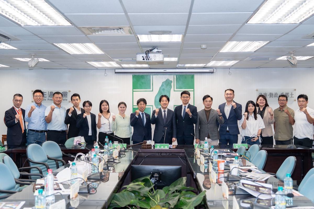 賴清德與縣市議員對話。 圖：民進黨提供