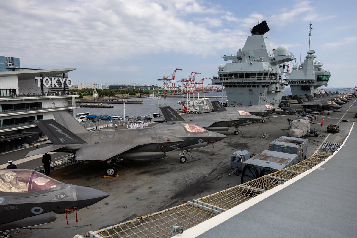 英國皇家海軍航空母艦「威爾斯親王號（R09）」。 圖：翻攝「X」@COMUKCSG