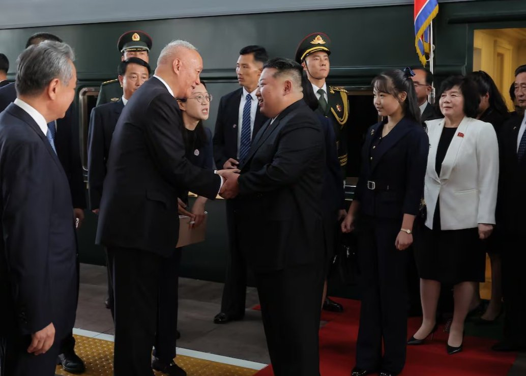 北韓領導人金正恩與女兒金朱愛 2 日搭乘專用列車抵達北京，準備參加 3 日舉辦的「九三閱兵」。有網友指出，與長期露面的金朱愛不同，習近平的女兒習明澤至今仍尚未公開露面，開玩笑的表示「也許習明澤非常羨慕金朱愛」。 圖：翻攝自 @zhao_dashuai X 帳號