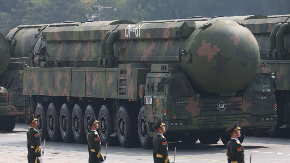 中國93閱兵首次公開東風-61（DF-61）洲際彈道導彈。 圖：翻攝自新華社