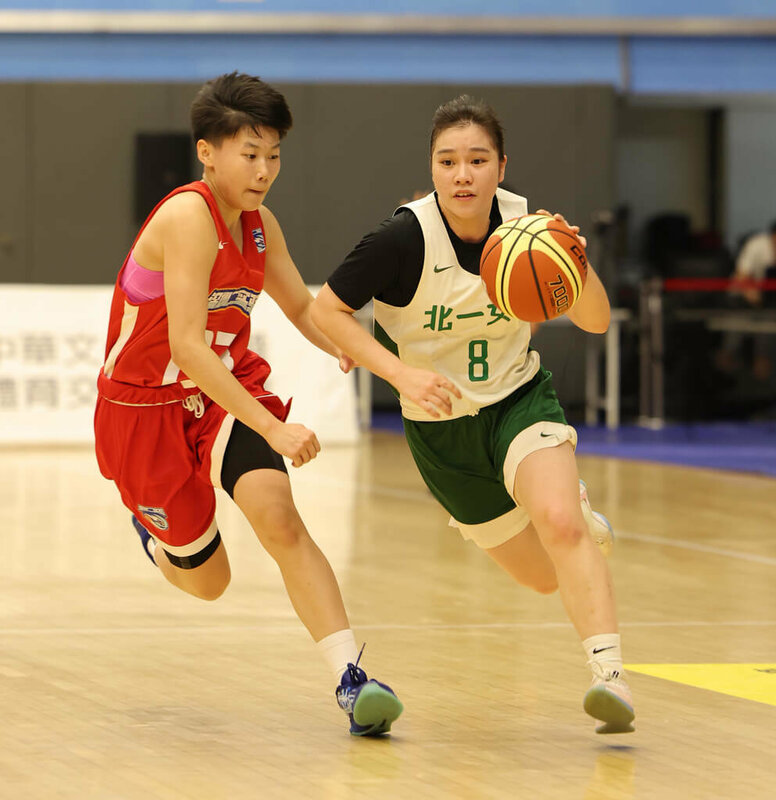 北一女中籃球隊3日在2025登峰造極青年籃球邀請賽4強戰，靠著陳姿宸（右）攻下14分，終場以77比57擊敗深圳第二實中，挺進女子組冠軍戰。（主辦單位提供）中央社記者陳容琛傳真  114年9月3日