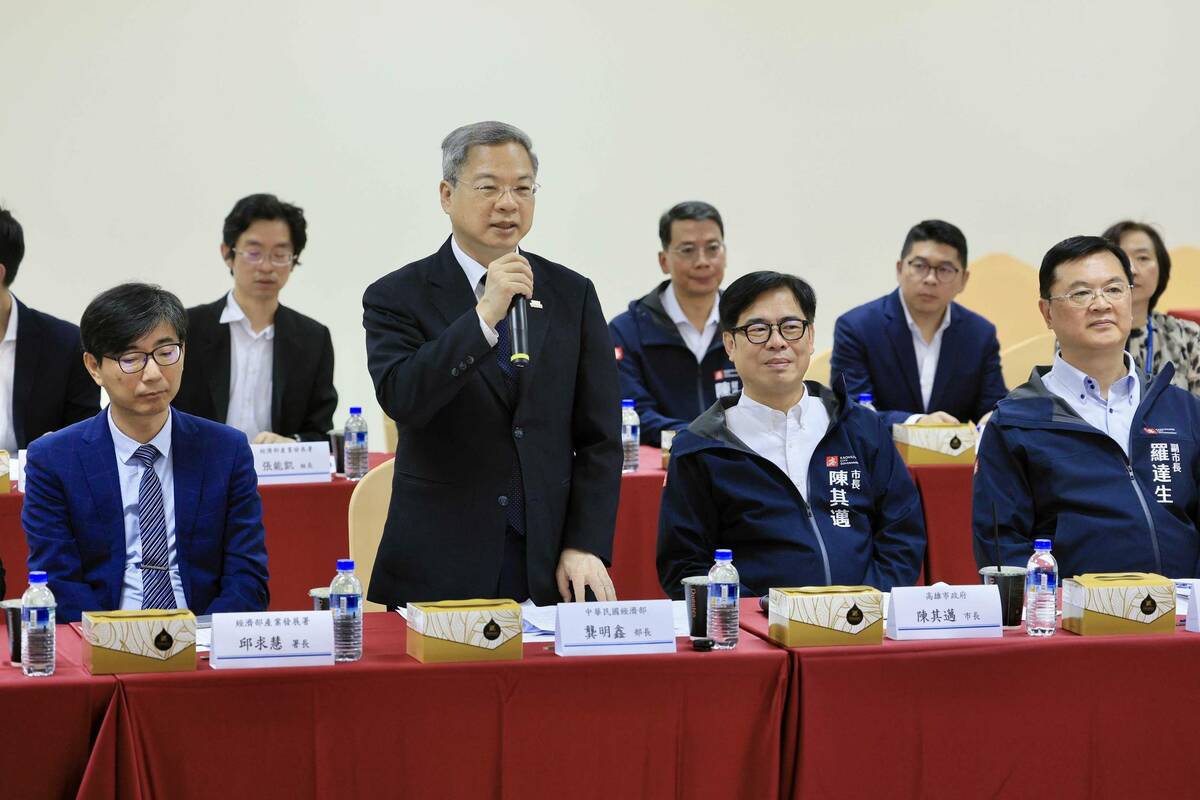 龔明鑫(前排左二)與扣件業者進行座談，傾聽產業心聲。 圖：高雄市政府/提供（資料照）