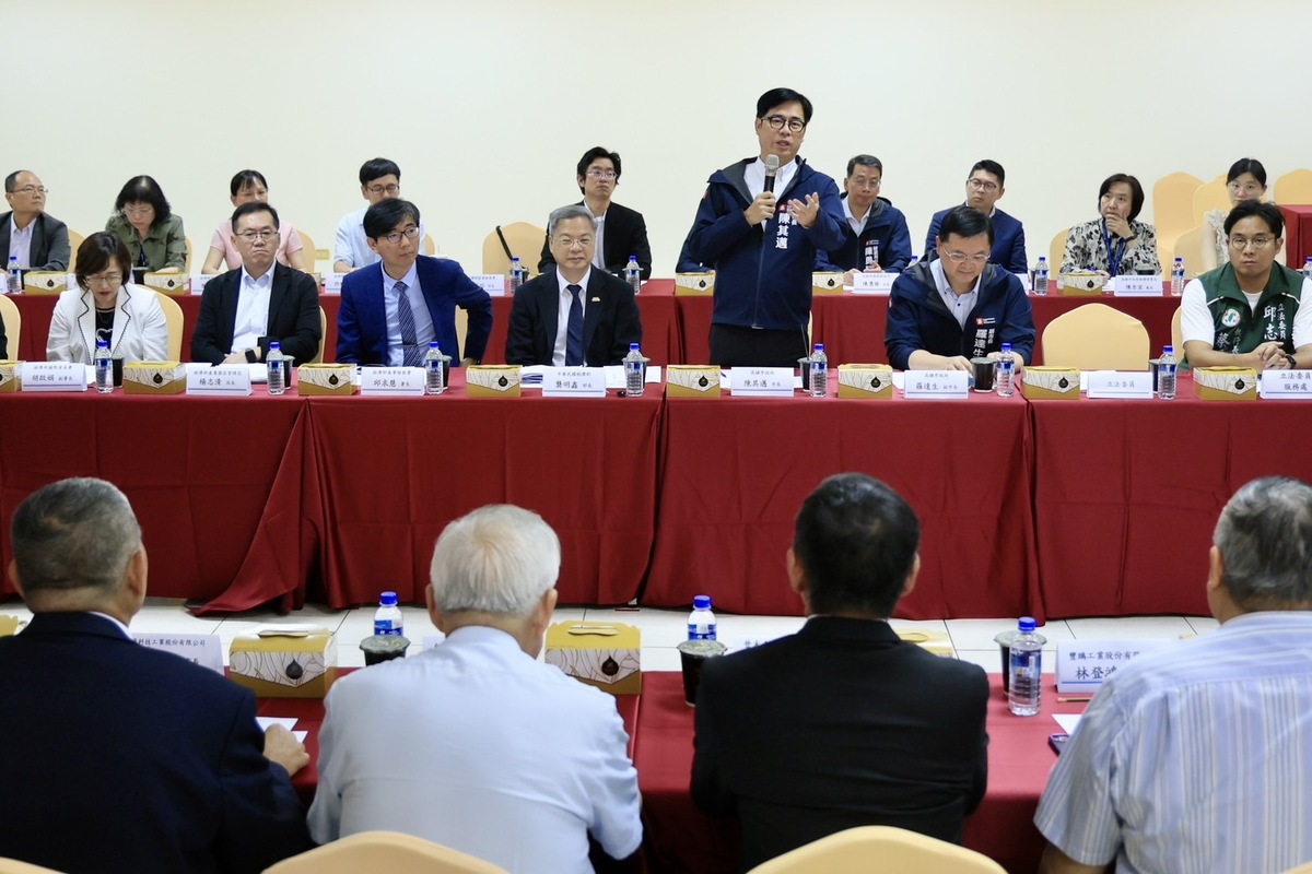 與岡山扣件業者進行座談會，展現中央與地方攜手合作及全力支持產業的堅定決心。 圖：高雄市政府/提供