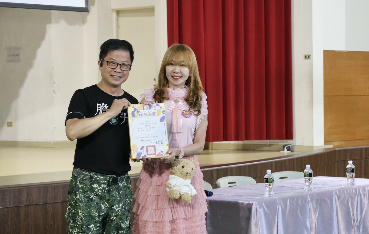 新上國小校長王彥嵓(左)感謝謝靜蕙的贊助，促成「台灣超人」紀錄片在校園首映。 圖：高雄市教育局/提供