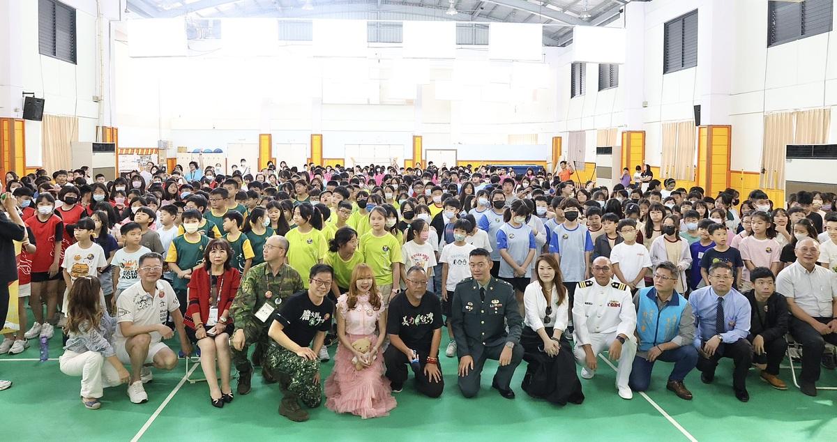 新上國小鎮邀學生觀賞「台灣超人」紀錄片。 圖：高雄市教育局/提供