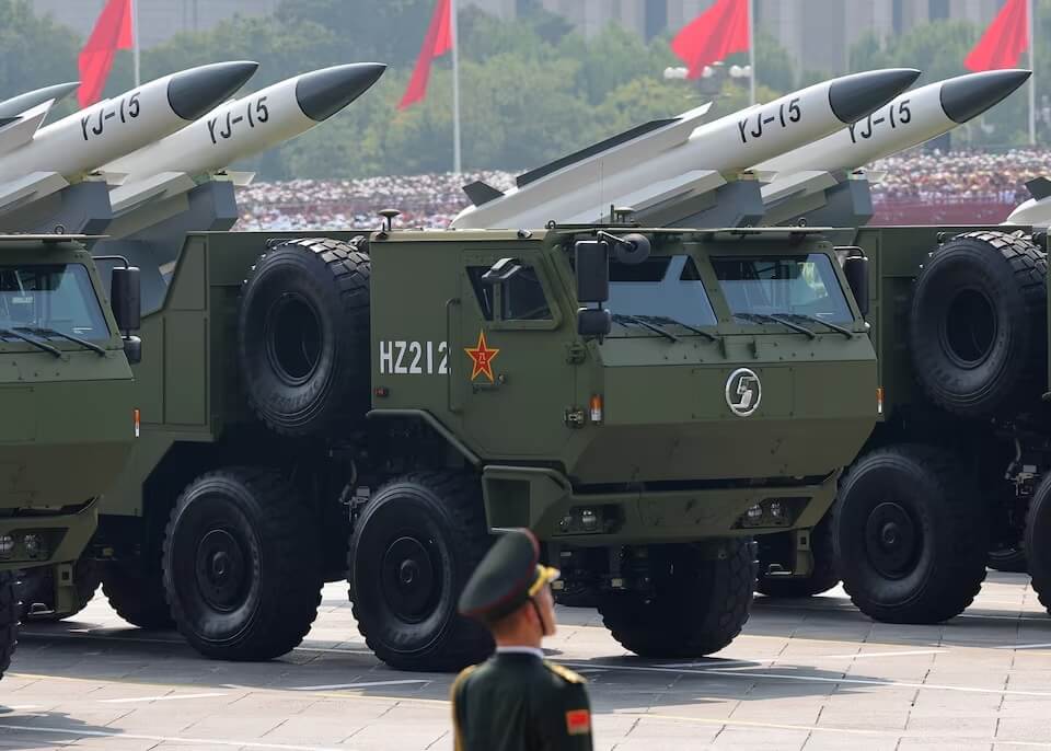 中國3日在北京天安門前舉行九三閱兵，展示許多軍事設備。圖為鷹擊15反艦飛彈。（路透社） 圖：中央社提供