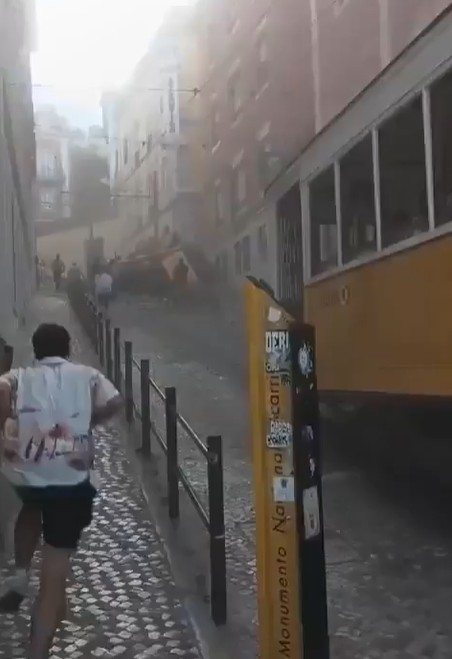 葡萄牙首都里斯本知名景點發生爬坡纜車脫軌撞毀事故，至少造成15人死亡、18人受傷。 圖：翻攝X（前推特）