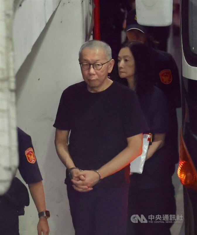 京華城案前台北市長柯文哲（前）、台北市議員應曉薇（後）求具保停押 北院召開訊問庭。（中央社檔案照片）