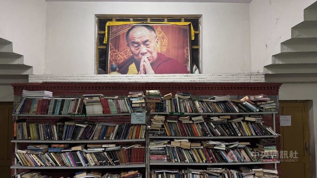 位於印度德里的西藏青年旅社有英文與藏文兩座圖書館，提供在德里就讀大學的流亡藏人大學生、研究生自習、閱讀的空間。中央社實習記者陳徹新德里攝  114年9月4日
