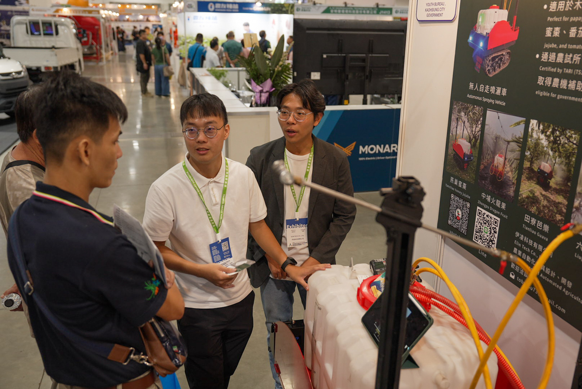 伊凌科技團隊與現場買家熱絡交流，展現青創團隊的豐沛創意與活力。 圖：高雄市青年局/提供