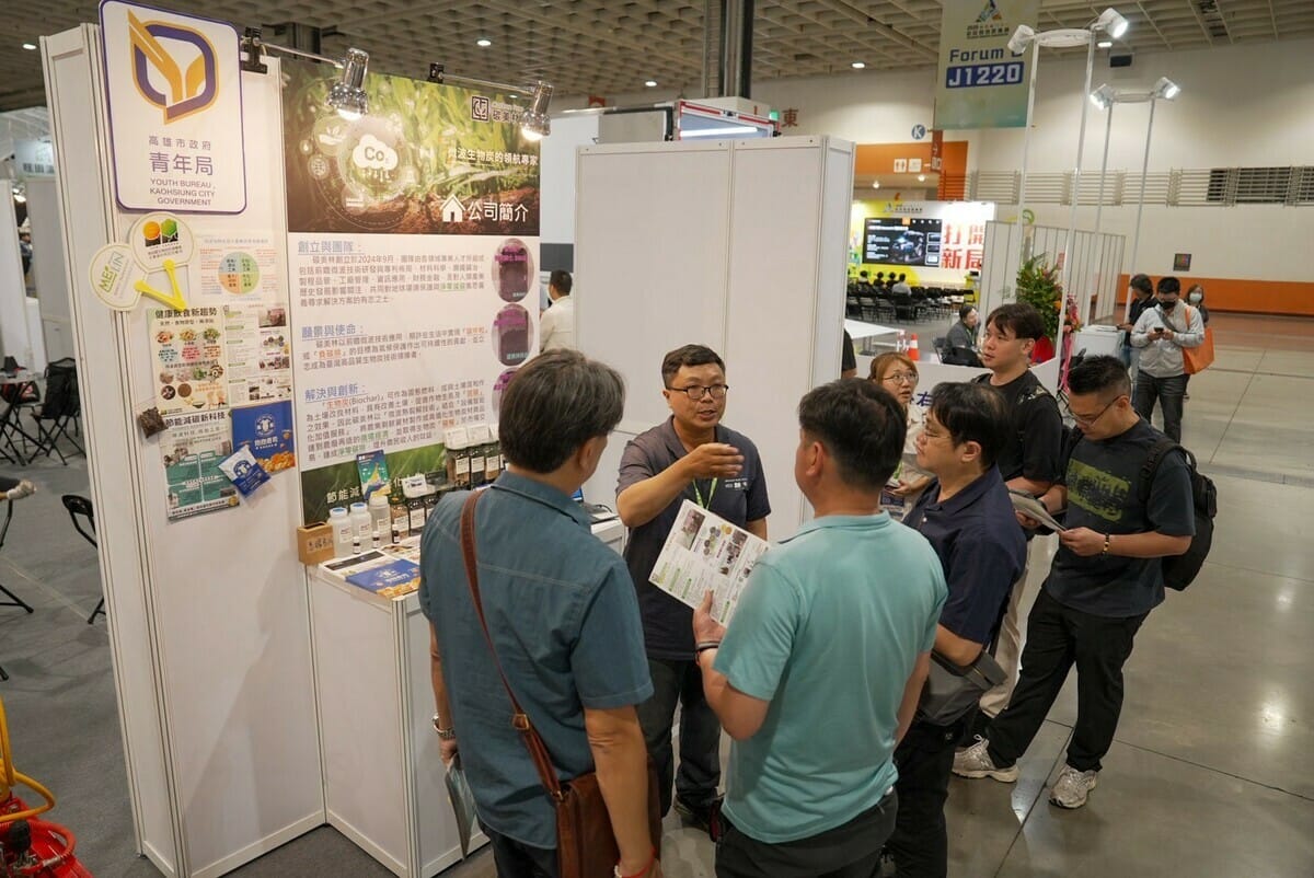 碳美林展示微波裂解技術模型，並解說如何將農廢轉化為再生炭材。 圖：高雄市青年局/提供