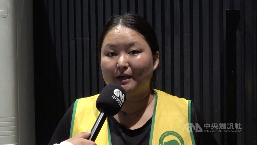 就讀德里大學的藏人丹增德薩（Tenzin Dhesal）在抗議中國外長王毅訪問印度時被捕，遭拘留在警局超過8小時。她獲釋後表示，流亡的藏人沒有沉睡，會持續奮鬥和抗議，直到生命最後一刻。中央社實習記者陳徹新德里攝　114年9月4日