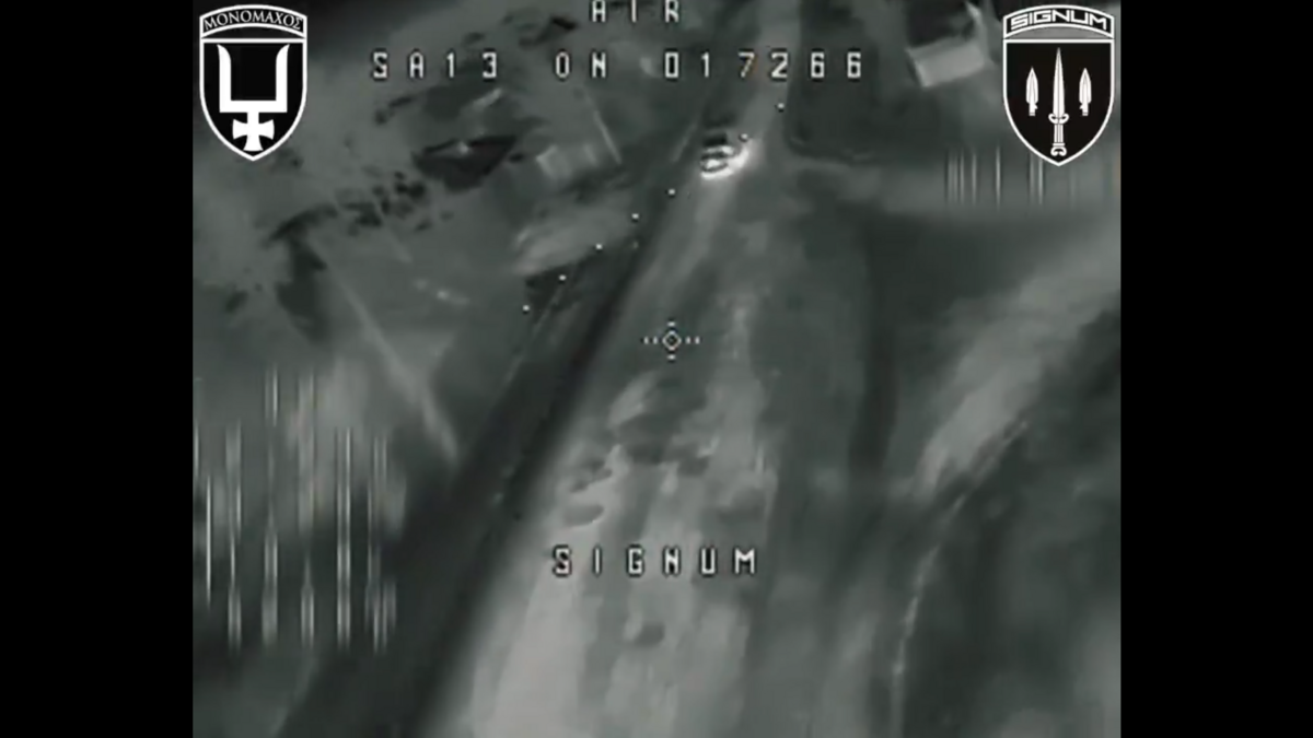烏軍同時在萊曼前線展開夜間無人機行動，影片顯示大量俄軍裝甲車及防禦設施在黑夜中被摧毀。 圖:翻攝自影片