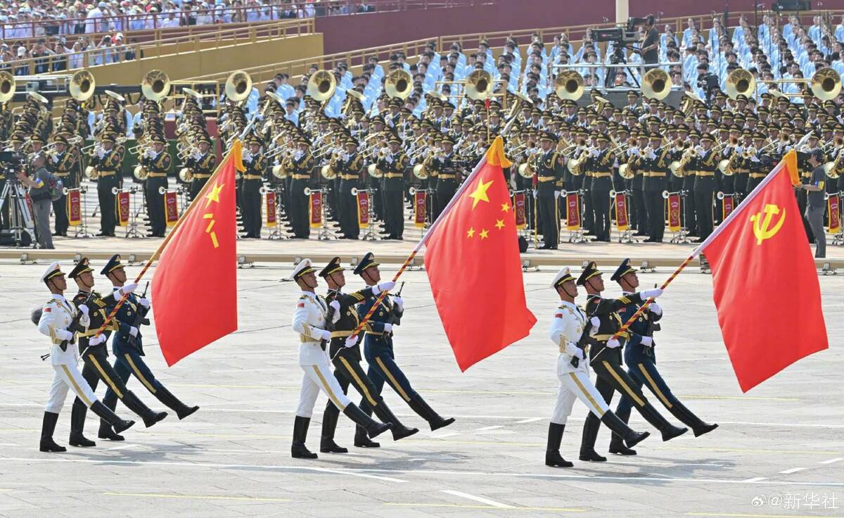 中國舉行的大型閱兵活動意在威攝美方。中共黨旗走在中國國旗前面，代表以黨領政，卻明顯違反中國國旗法。 圖：翻攝自 @PXJ0083 X 帳號