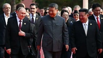 普丁、習近平與金正恩三人合體共同出席閱兵活動，傳大談長生不老、器官移植話題。 圖：翻攝自 @cskun1989 X 帳號