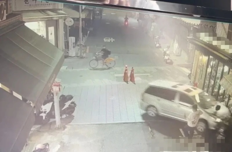 段姓老翁暴衝時，路人驚險閃避。 圖：警方提供