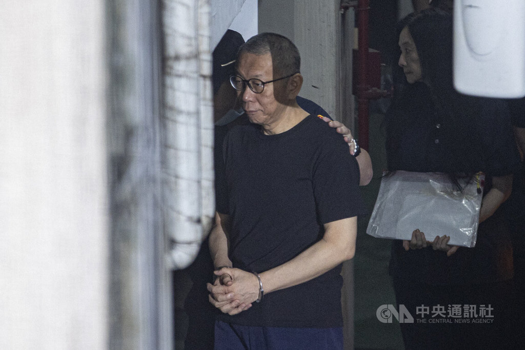 台北地院4日審理京華城案，前台北市長柯文哲（中）及國民黨台北市議員應曉薇（右）羈押期10月1日屆滿，法院召開訊問庭聽取檢辯意見，兩人下囚車後在法警戒護下步入北院。中央社記者鄭清元攝 114年9月4日