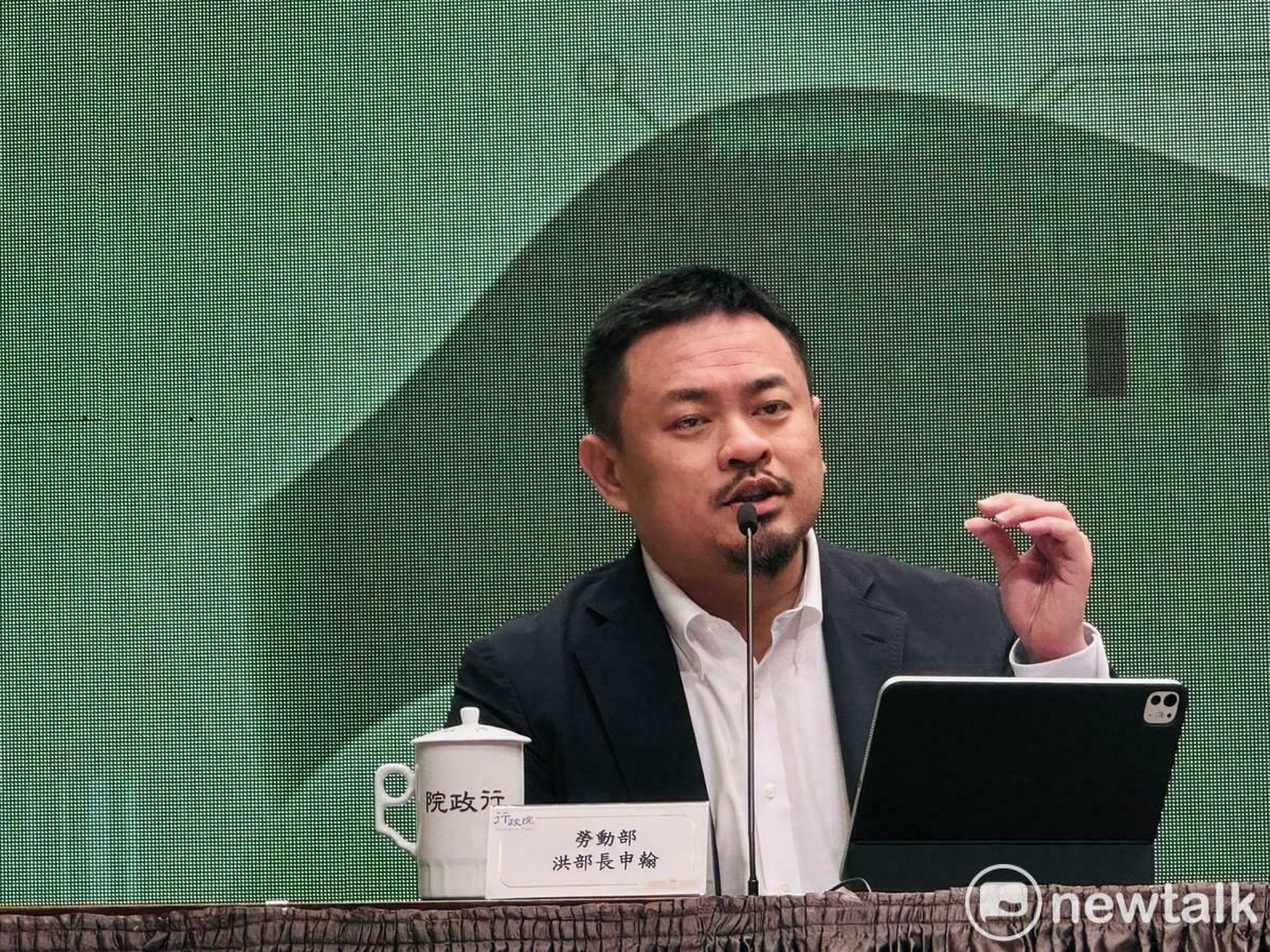 勞動部長洪申翰今（4）日在行政院會報告《育嬰留停照顧彈性化》方案。洪申翰表示，該方案將幫助青壯年勞工彈性育兒照顧不離職，雇主留才不缺工，並規劃於明(115)年1月1日正式上路。。 圖：謝莉慧/攝